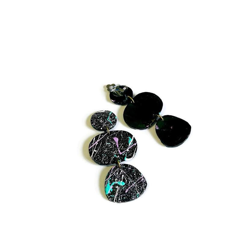 Boucles d'oreilles clips d'art portable jaune moutarde et éclaboussures de peinture