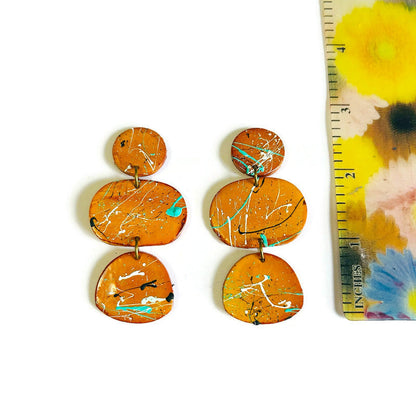 Boucles d'oreilles clips d'art portable jaune moutarde et éclaboussures de peinture