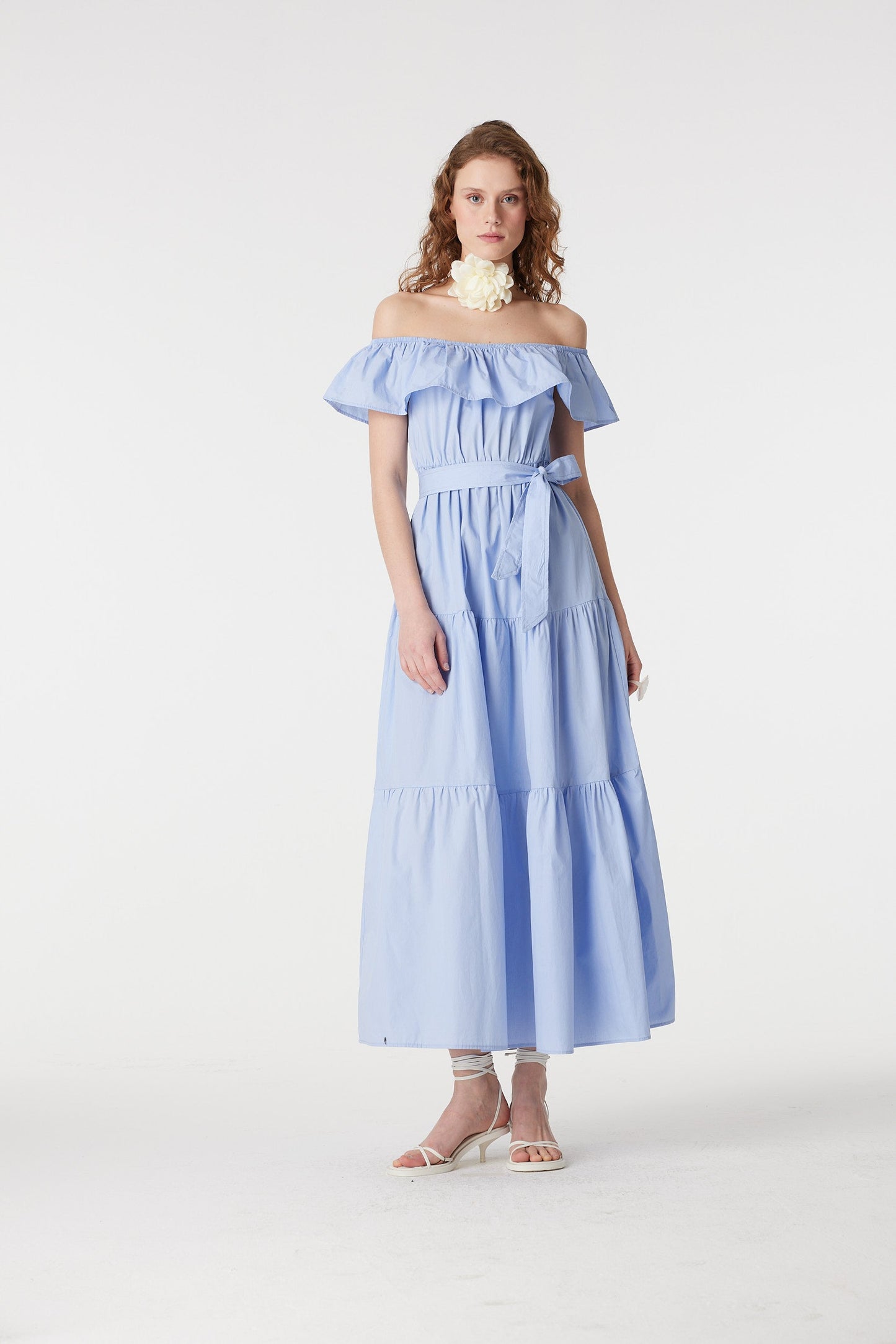 Robe longue étagée en coton bleu clair à épaules dénudées
