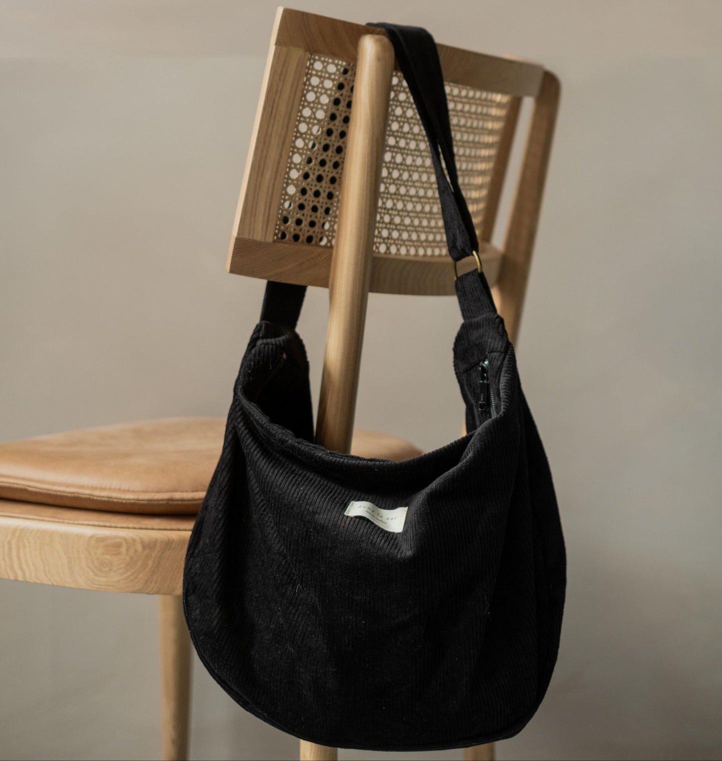 Sac croissant en velours côtelé | Bandoulière réglable
