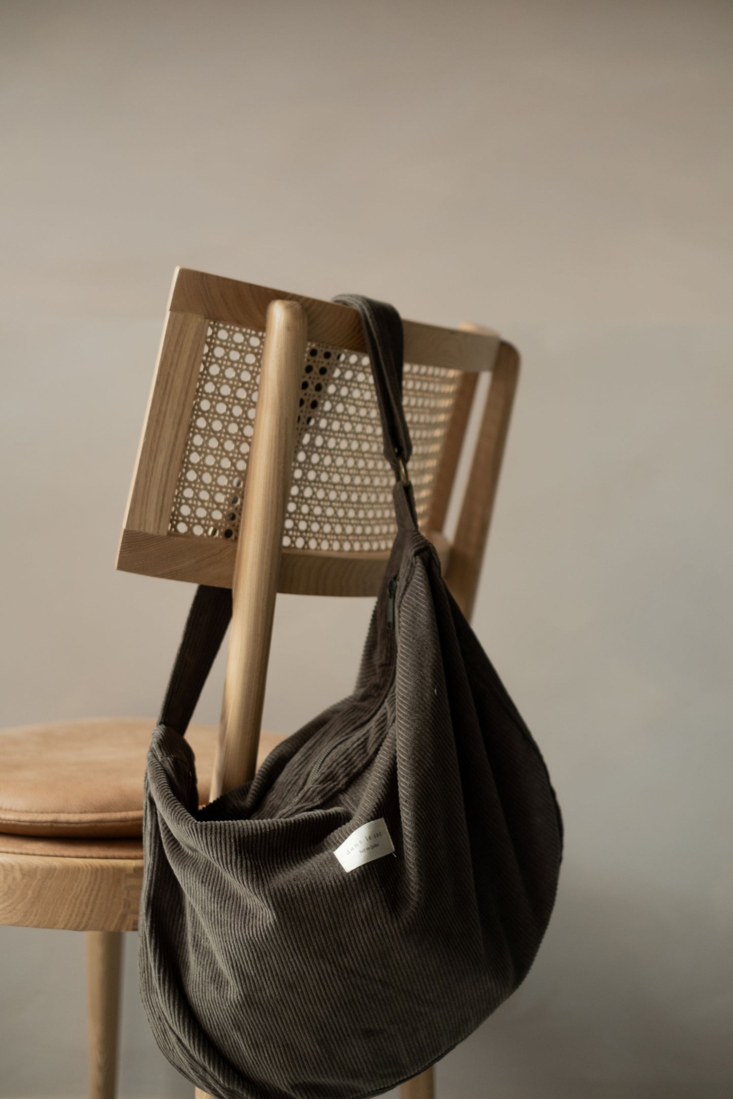 Sac croissant en velours côtelé | Bandoulière réglable