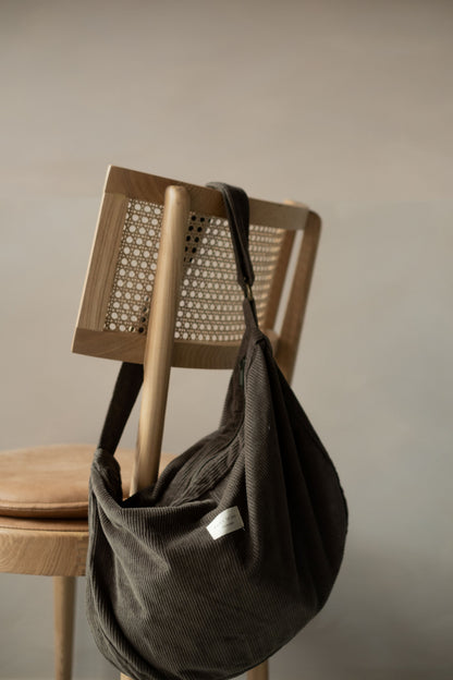 Sac croissant en velours côtelé | Bandoulière réglable