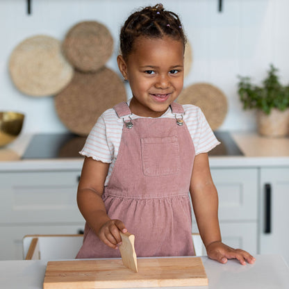 L'ensemble couteau et planche à découper en bois pour enfant