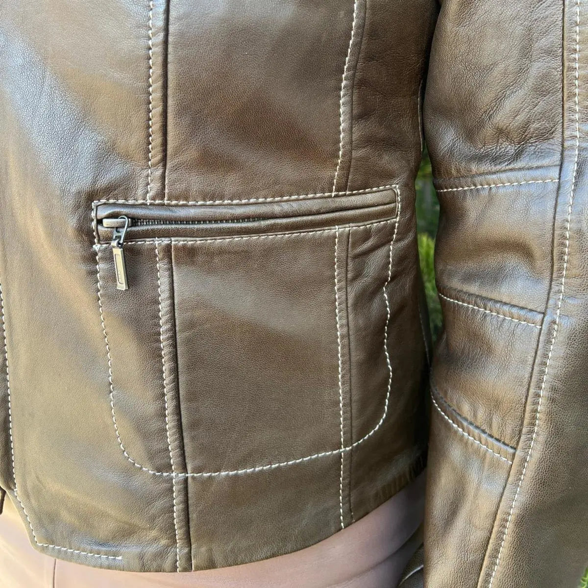 Blouson en cuir d'agneau à col pressionné pour femme