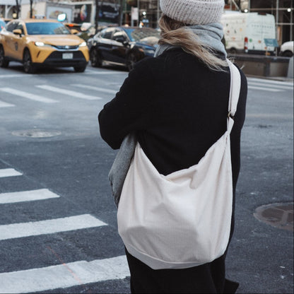 Sac croissant en velours côtelé | Bandoulière réglable