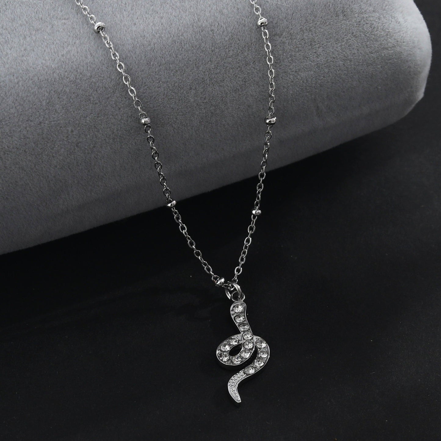 RIHANNA Collier chaîne perlée avec pendentif serpent pavé en zircone en argent