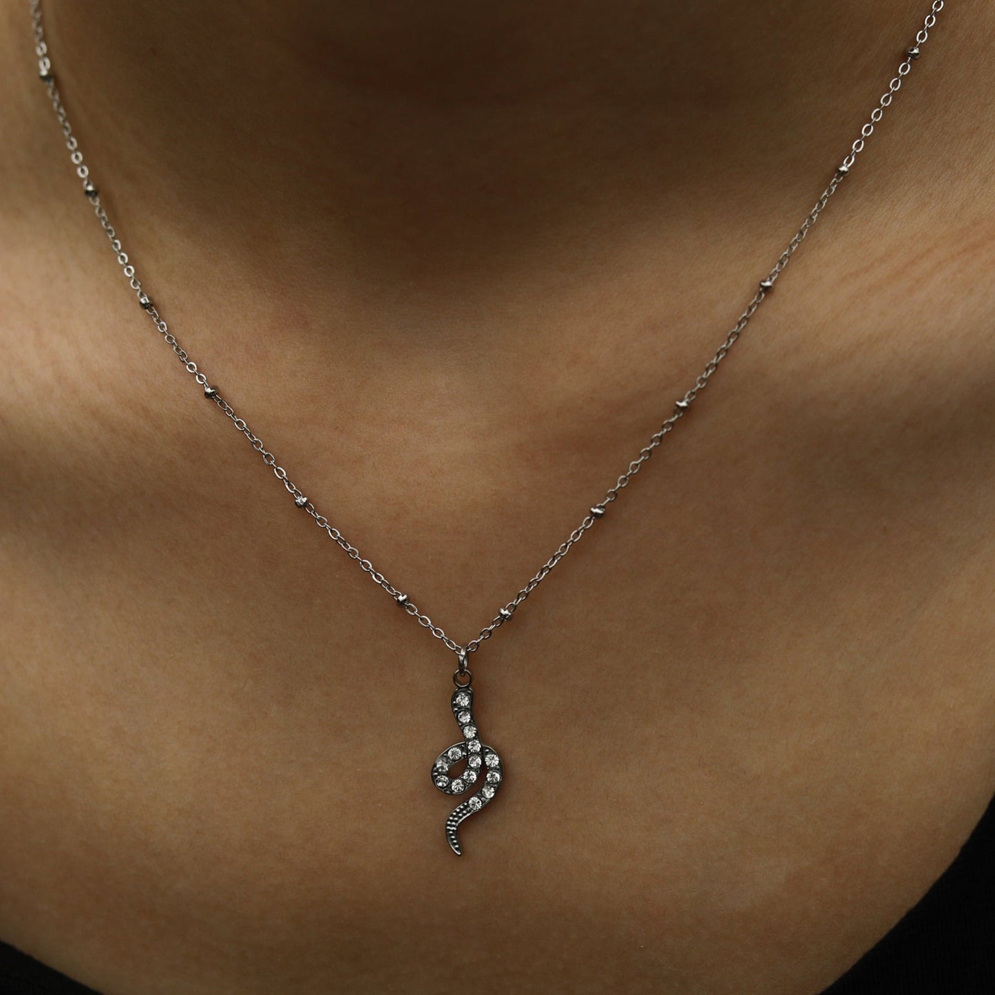 RIHANNA Collier chaîne perlée avec pendentif serpent pavé en zircone en argent