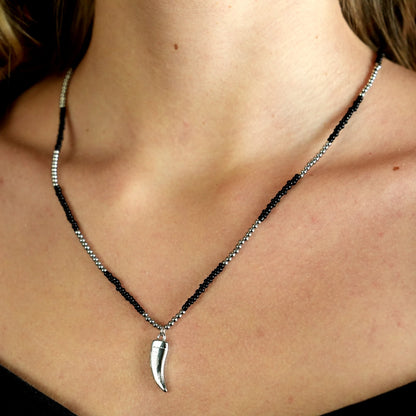 RITA Collier chaîne perlé noir et argent avec pendentif dent argent gravé