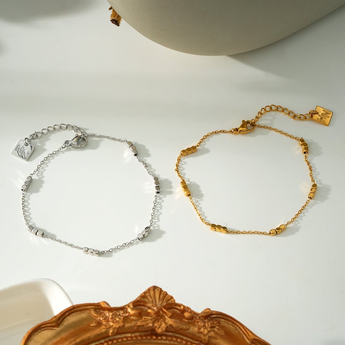 RITIKA : Bracelet fin en or blanc (ton argent) avec petites perles carrées