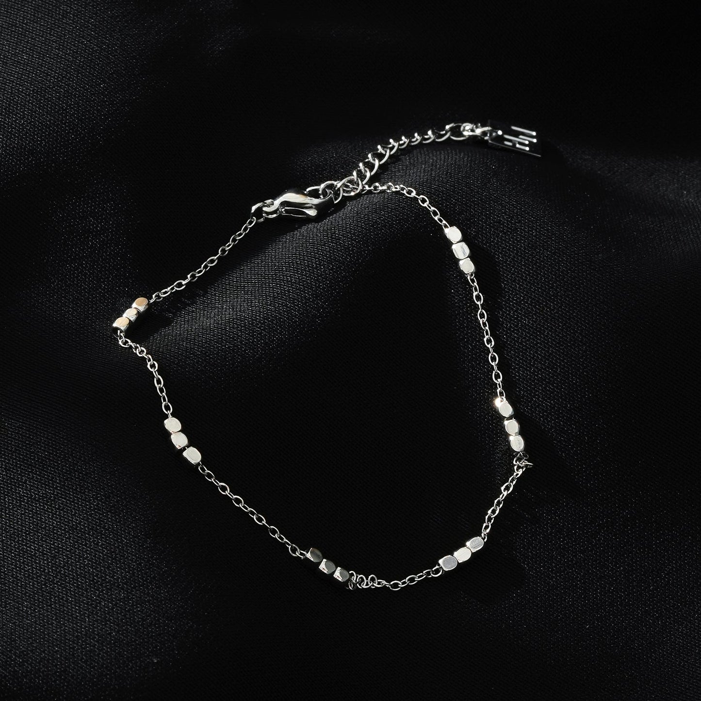 RITIKA : Bracelet fin en or blanc (ton argent) avec petites perles carrées