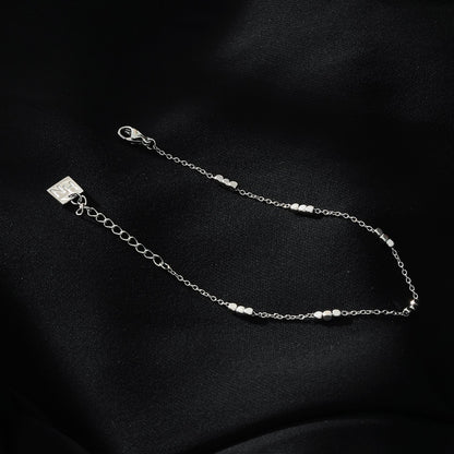 RITIKA : Bracelet fin en or blanc (ton argent) avec petites perles carrées