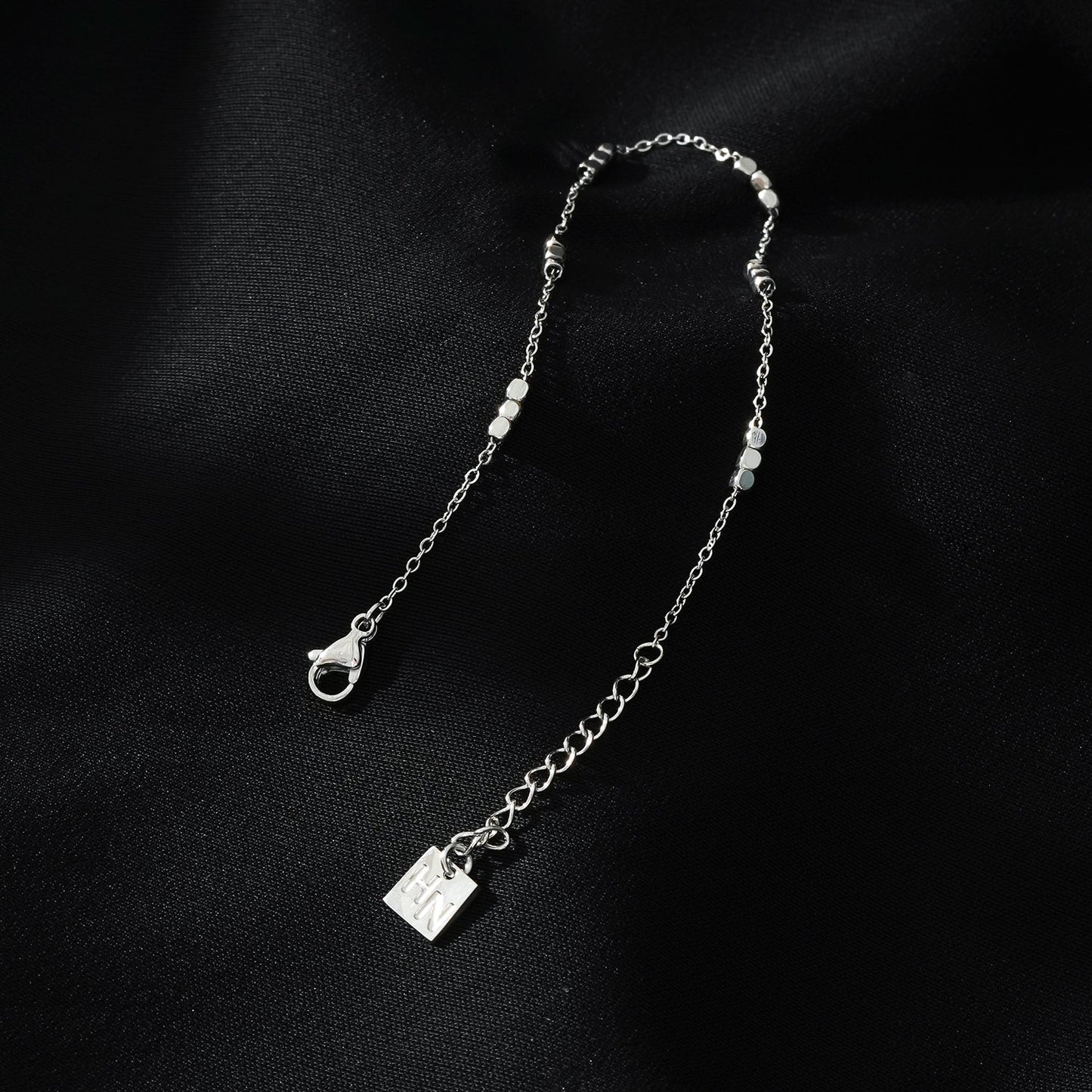 RITIKA : Bracelet fin en or blanc (ton argent) avec petites perles carrées