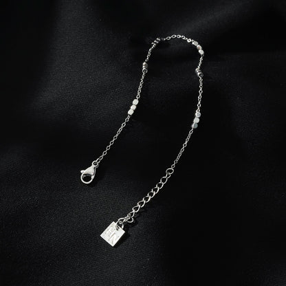 RITIKA : Bracelet fin en or blanc (ton argent) avec petites perles carrées