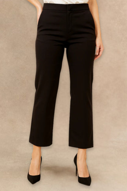 Pantalon Romy noir taillé, coupe courte, devant épuré, coupe droite slim