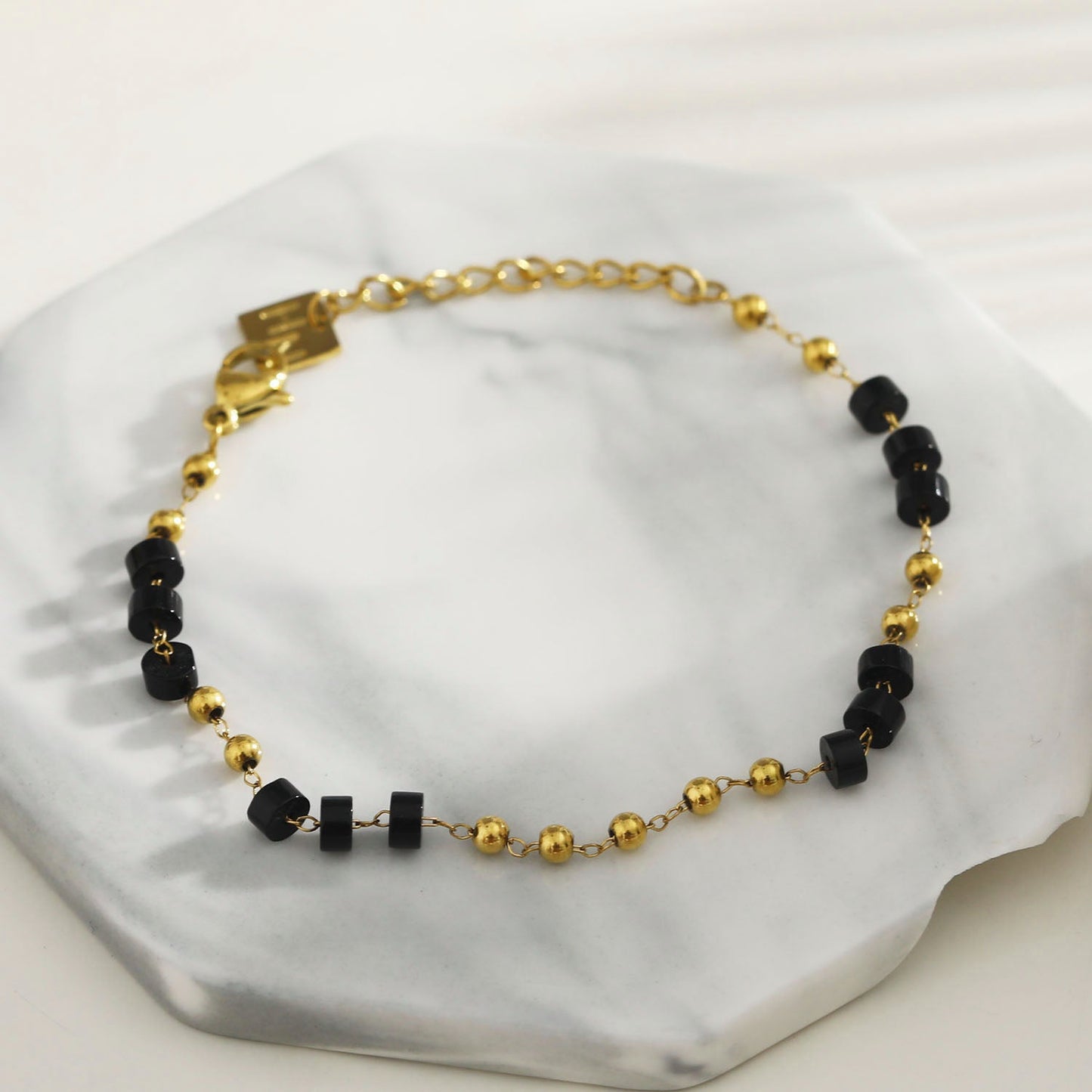ROSARIO : Bracelet chaîne avec perles en onyx noir et or