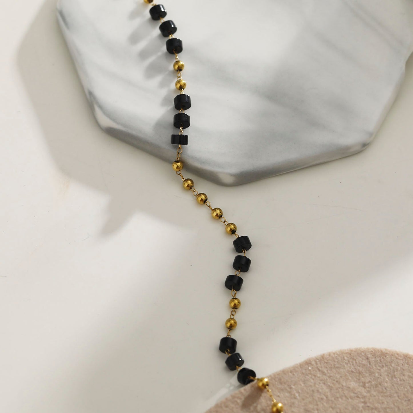ROSARIO : Bracelet chaîne avec perles en onyx noir et or