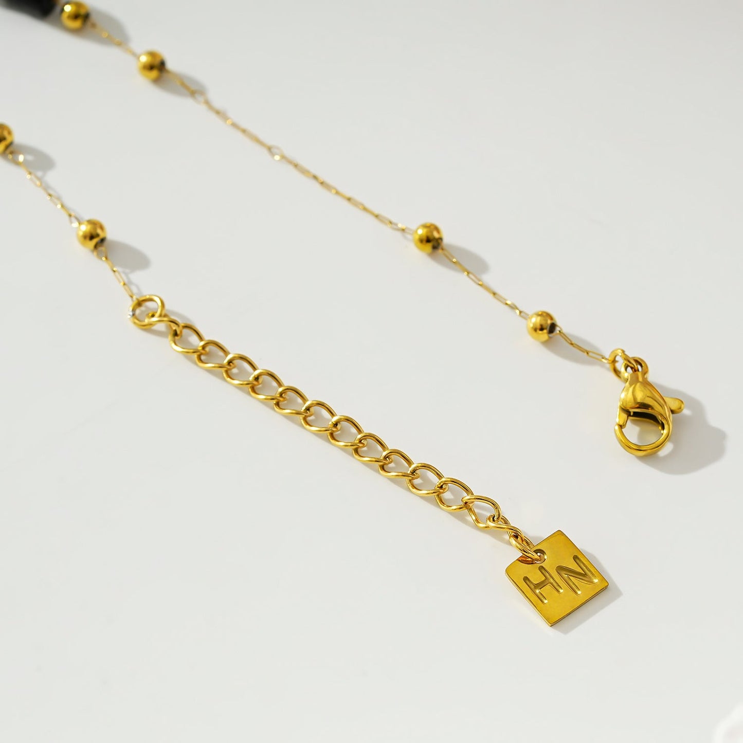 ROSARIO LG: Bracelet de cheville à chaîne de perles en onyx noir et or