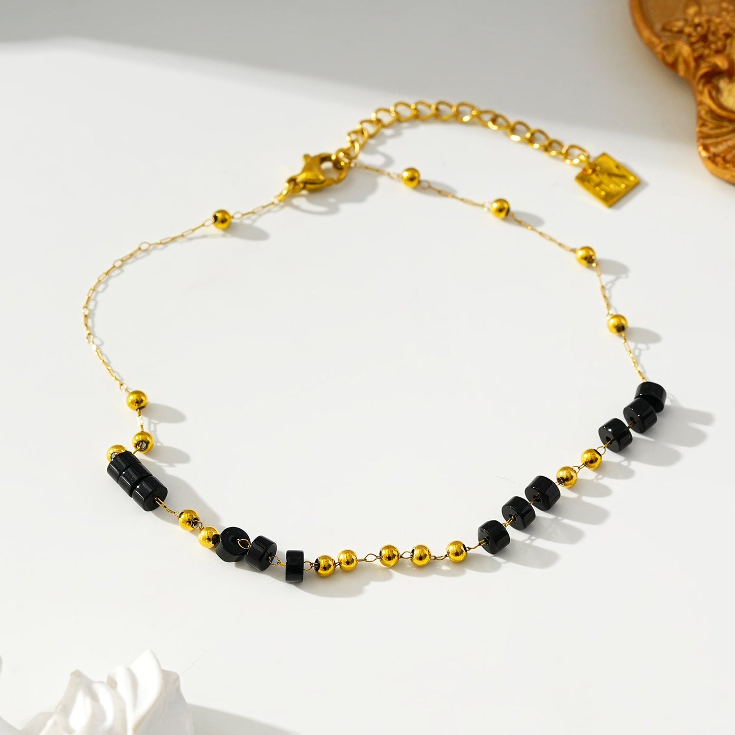 ROSARIO LG: Bracelet de cheville à chaîne de perles en onyx noir et or