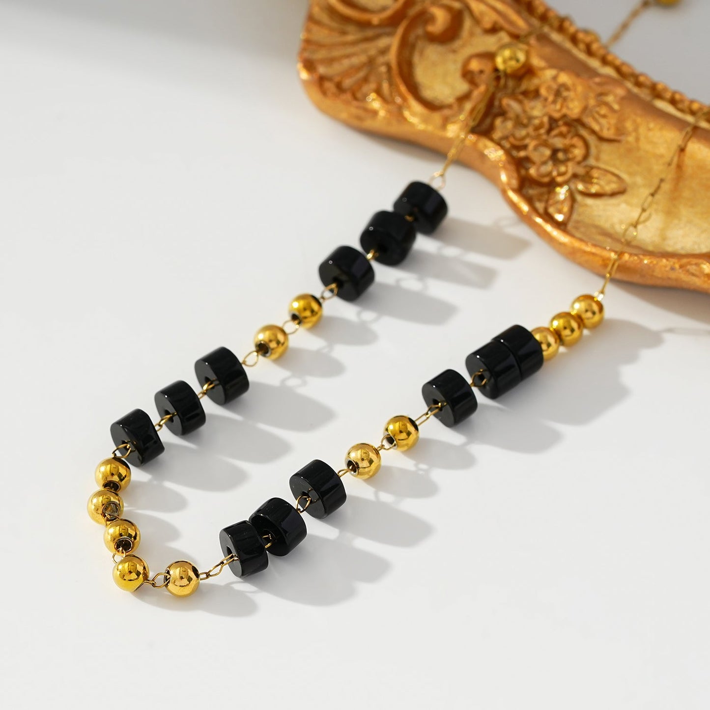 ROSARIO LG: Bracelet de cheville à chaîne de perles en onyx noir et or