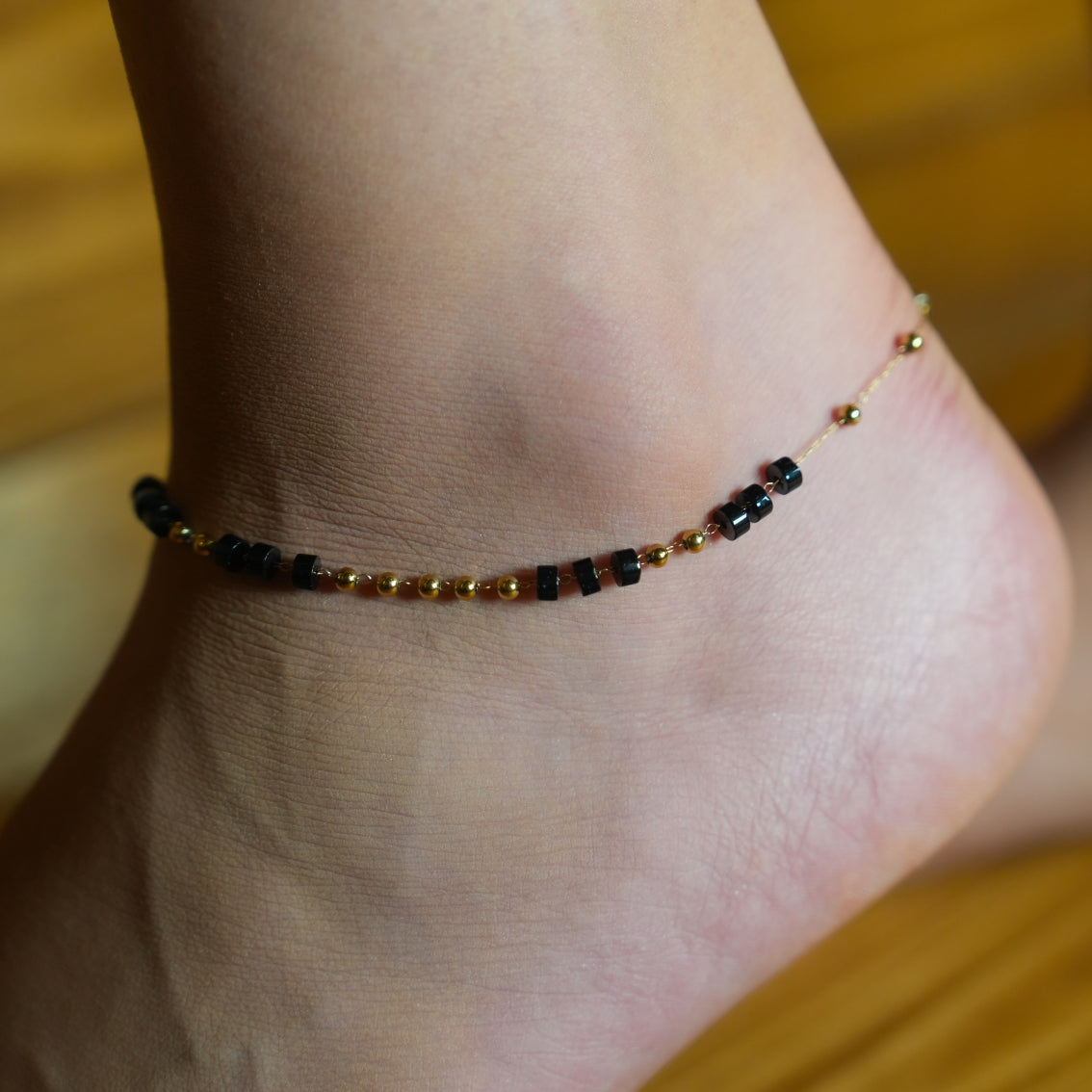 ROSARIO LG: Bracelet de cheville à chaîne de perles en onyx noir et or