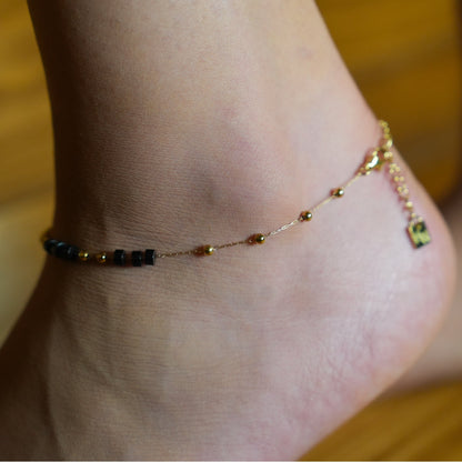 ROSARIO LG: Bracelet de cheville à chaîne de perles en onyx noir et or