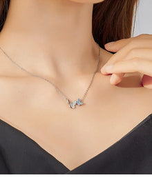 Envolez-vous avec élégance : Collier papillon en argent sterling de style coréen orné de zircons bleus