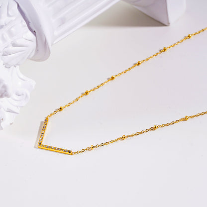 SANITA : Collier fin à maillons perlés orné d'un pendentif en forme de « V » incrusté de zircons