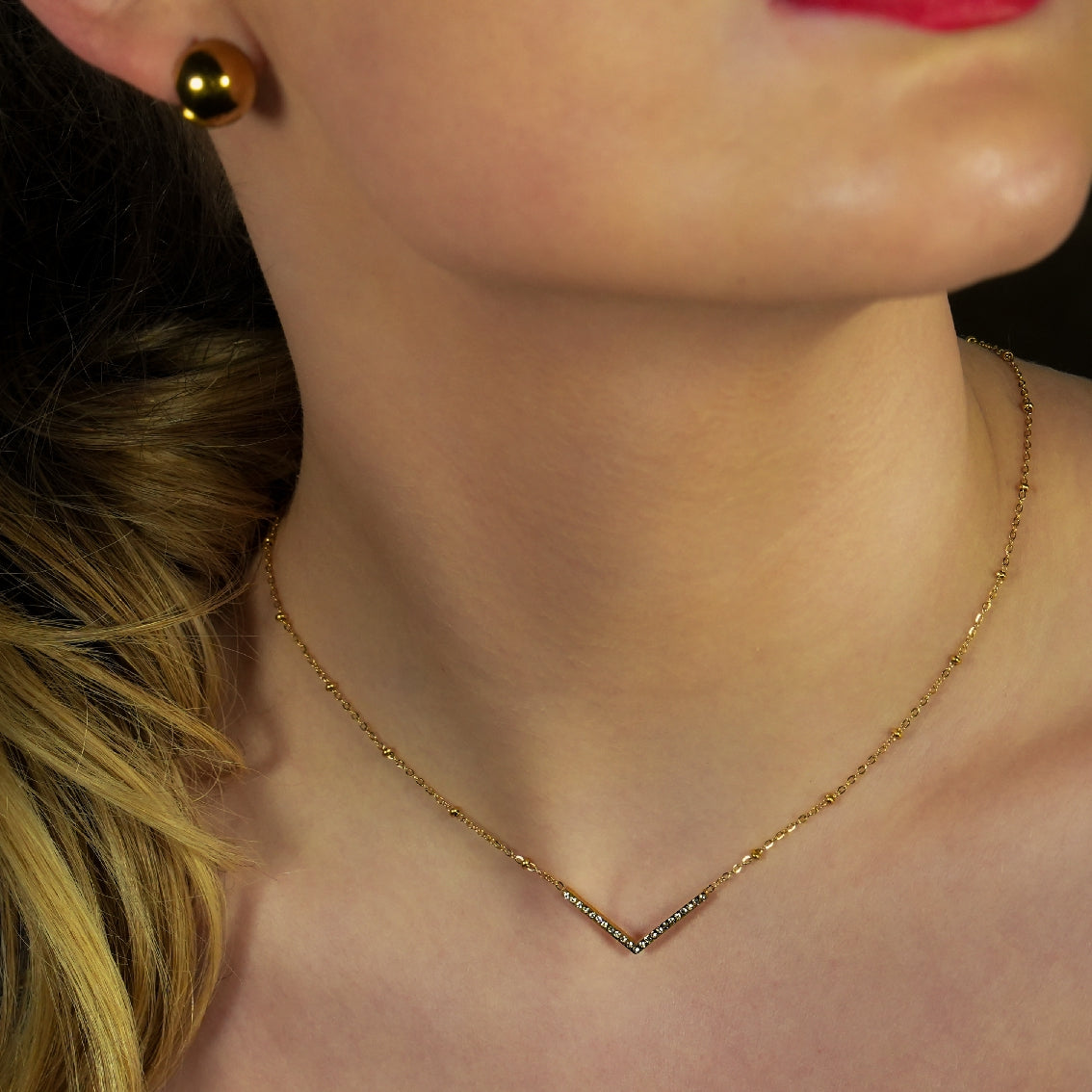 SANITA : Collier fin à maillons perlés orné d'un pendentif en forme de « V » incrusté de zircons