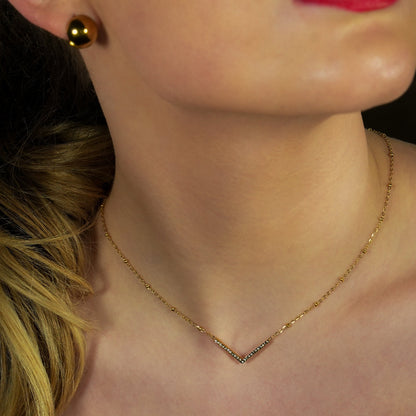 SANITA : Collier fin à maillons perlés orné d'un pendentif en forme de « V » incrusté de zircons