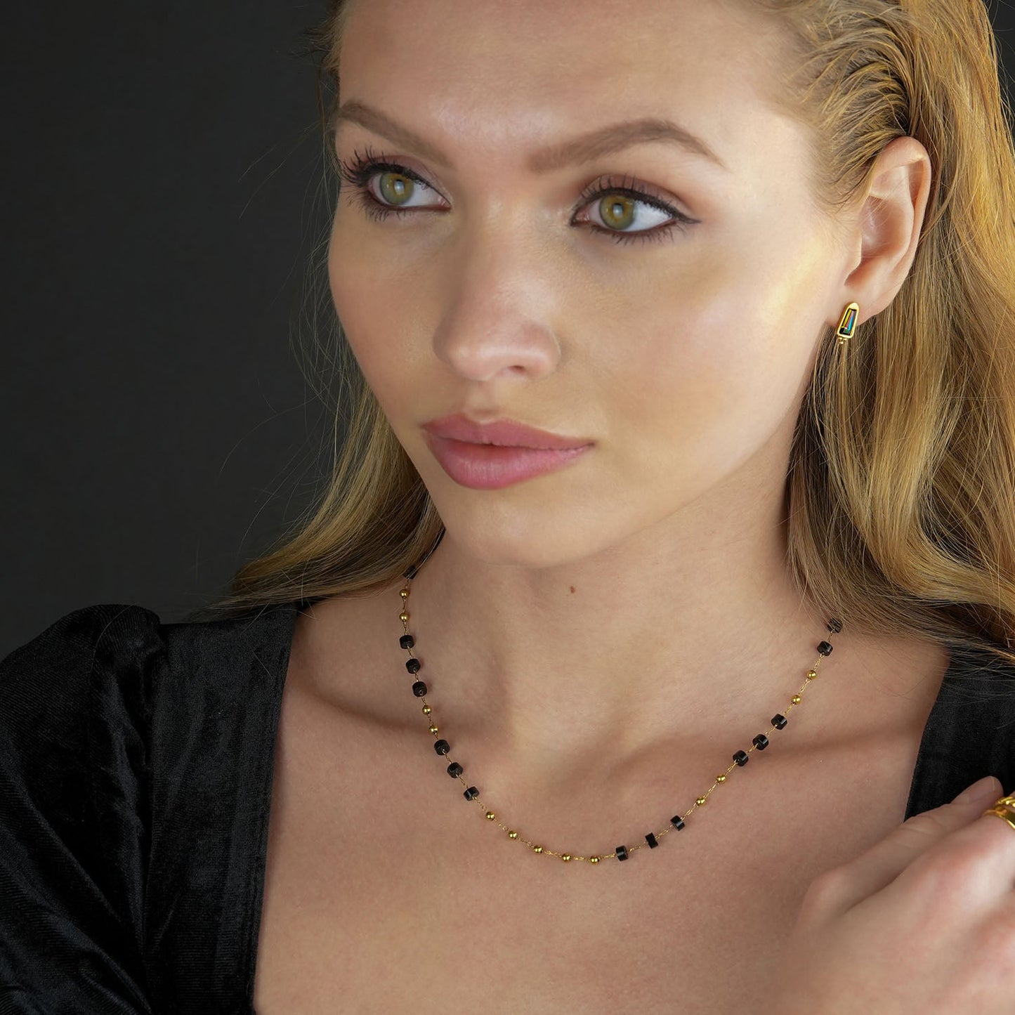 SANTA CRUZ Noir : Collier ras du cou en perles d'onyx noir et or