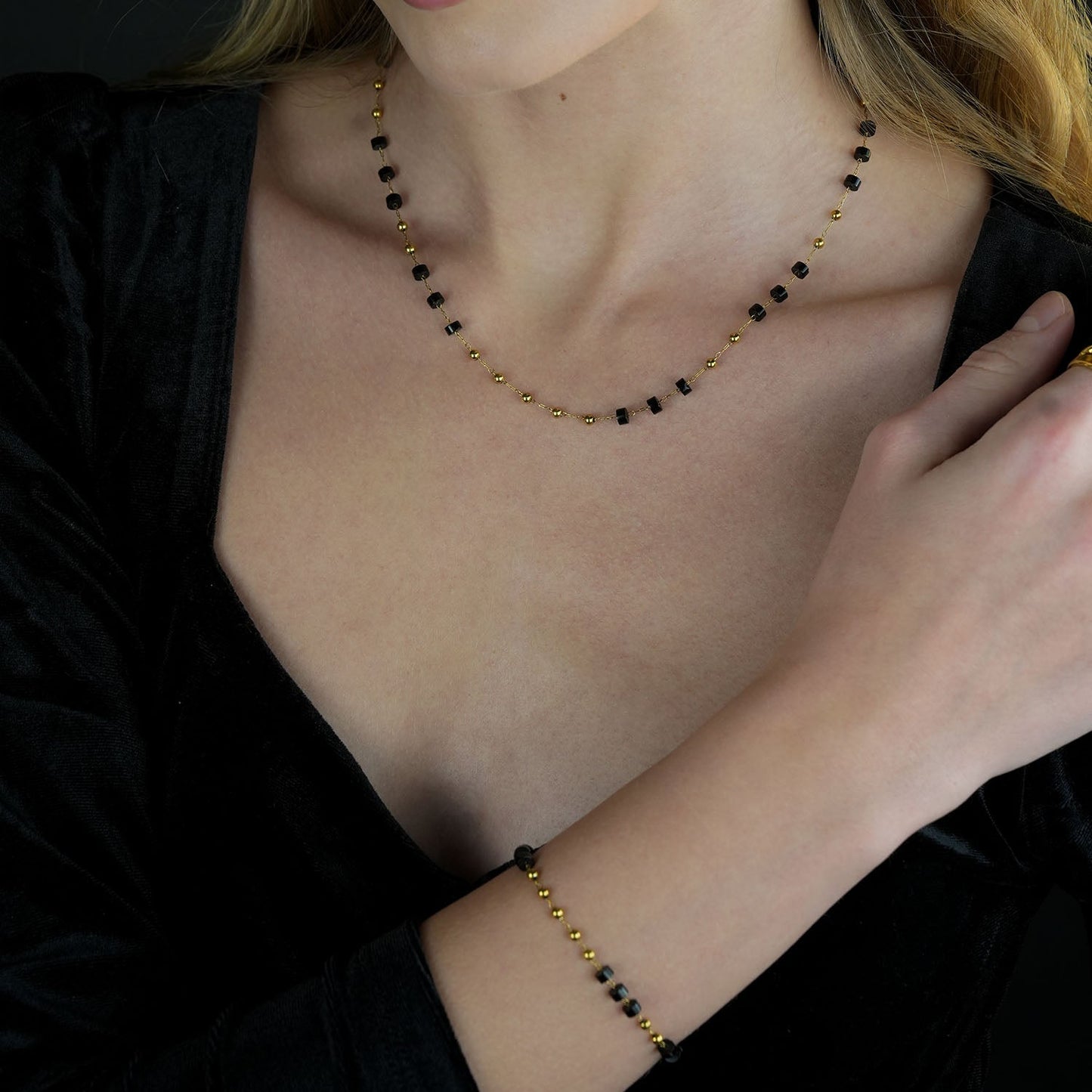 SANTA CRUZ Noir : Collier ras du cou en perles d'onyx noir et or
