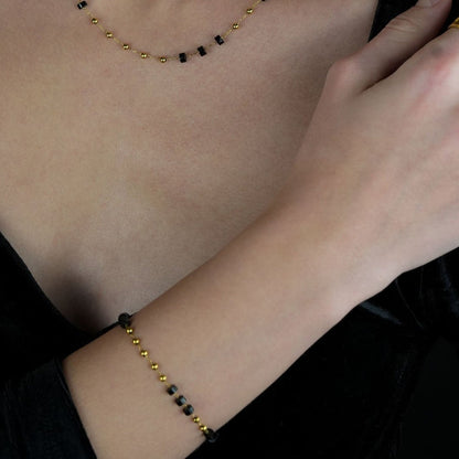 ROSARIO : Bracelet chaîne avec perles en onyx noir et or