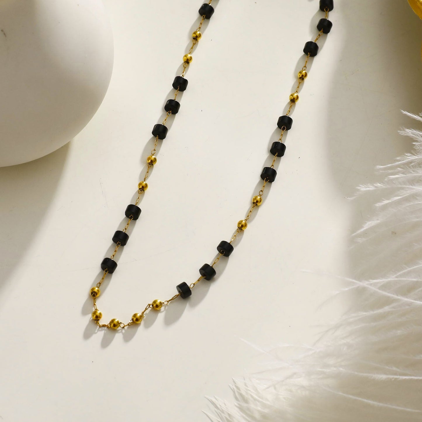 SANTA CRUZ Noir : Collier ras du cou en perles d'onyx noir et or