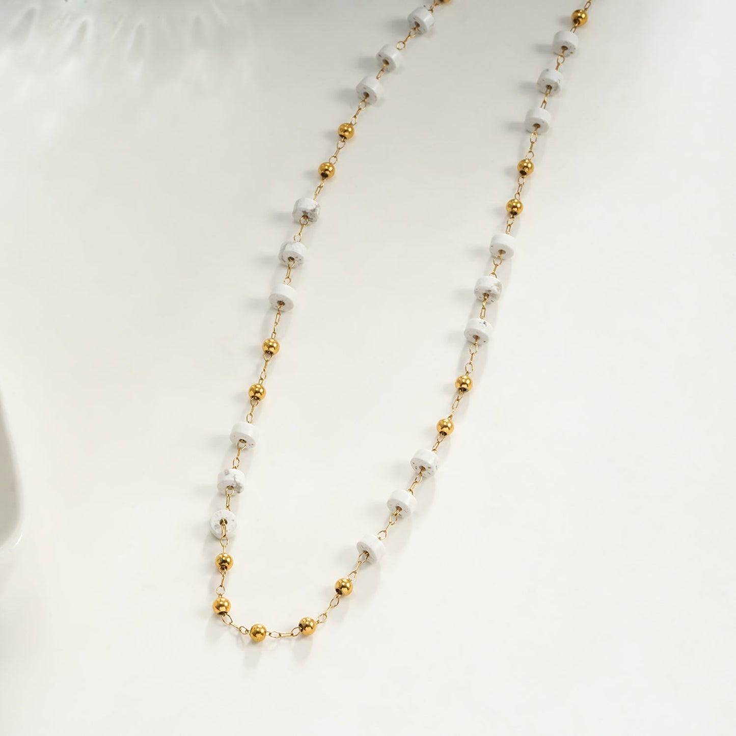 SANTA CRUZ Blanc : Collier chaîne en perles de pierre blanches et dorées