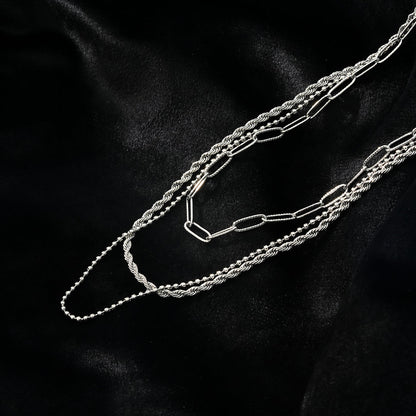 SELENE : Collier triple couche en chaîne mélangée en or blanc rhodié
