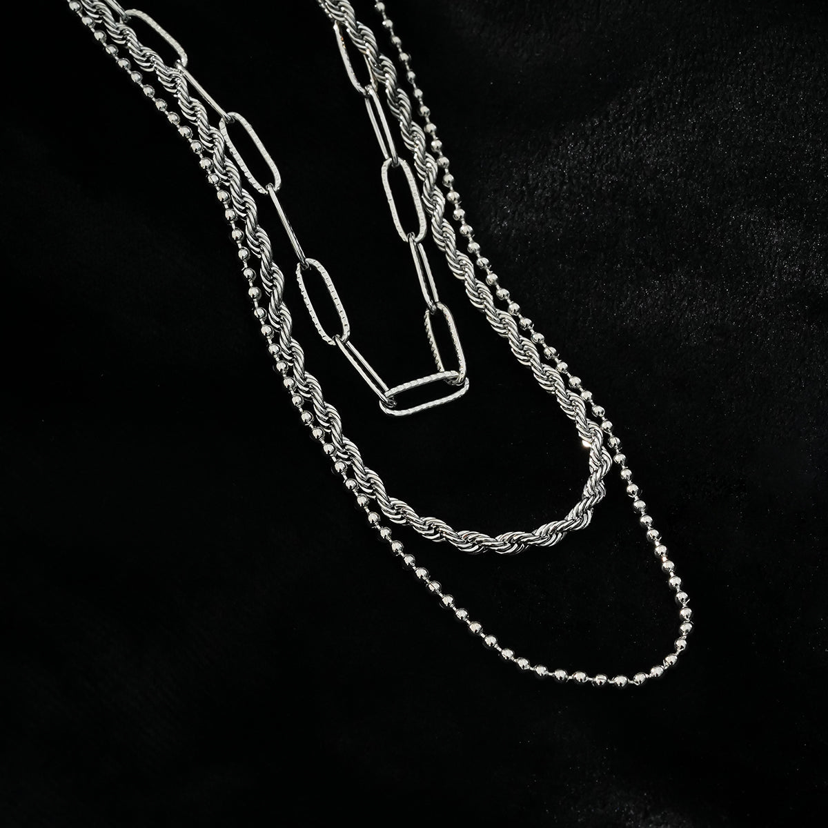 SELENE : Collier triple couche en chaîne mélangée en or blanc rhodié