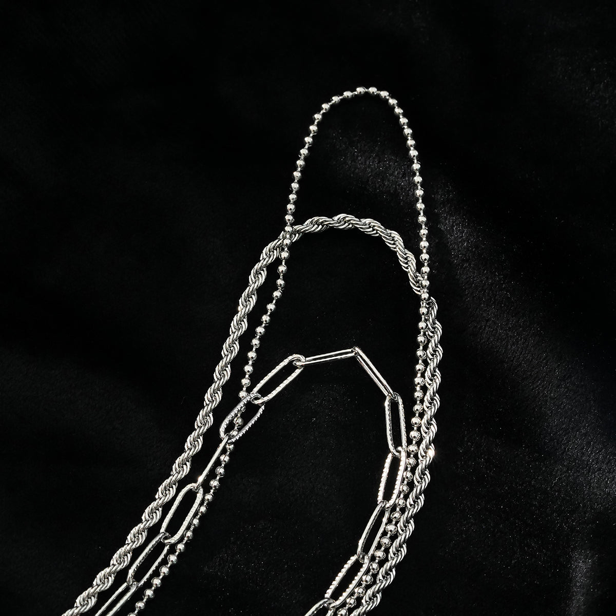 SELENE : Collier triple couche en chaîne mélangée en or blanc rhodié