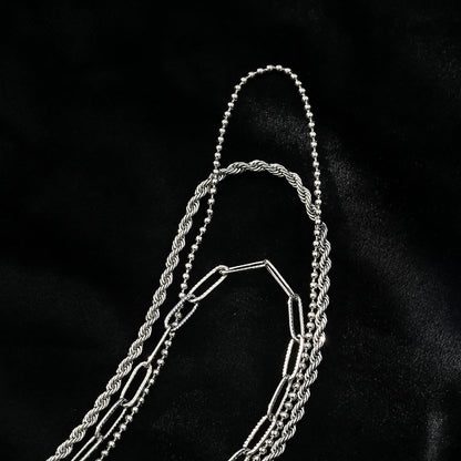 SELENE : Collier triple couche en chaîne mélangée en or blanc rhodié