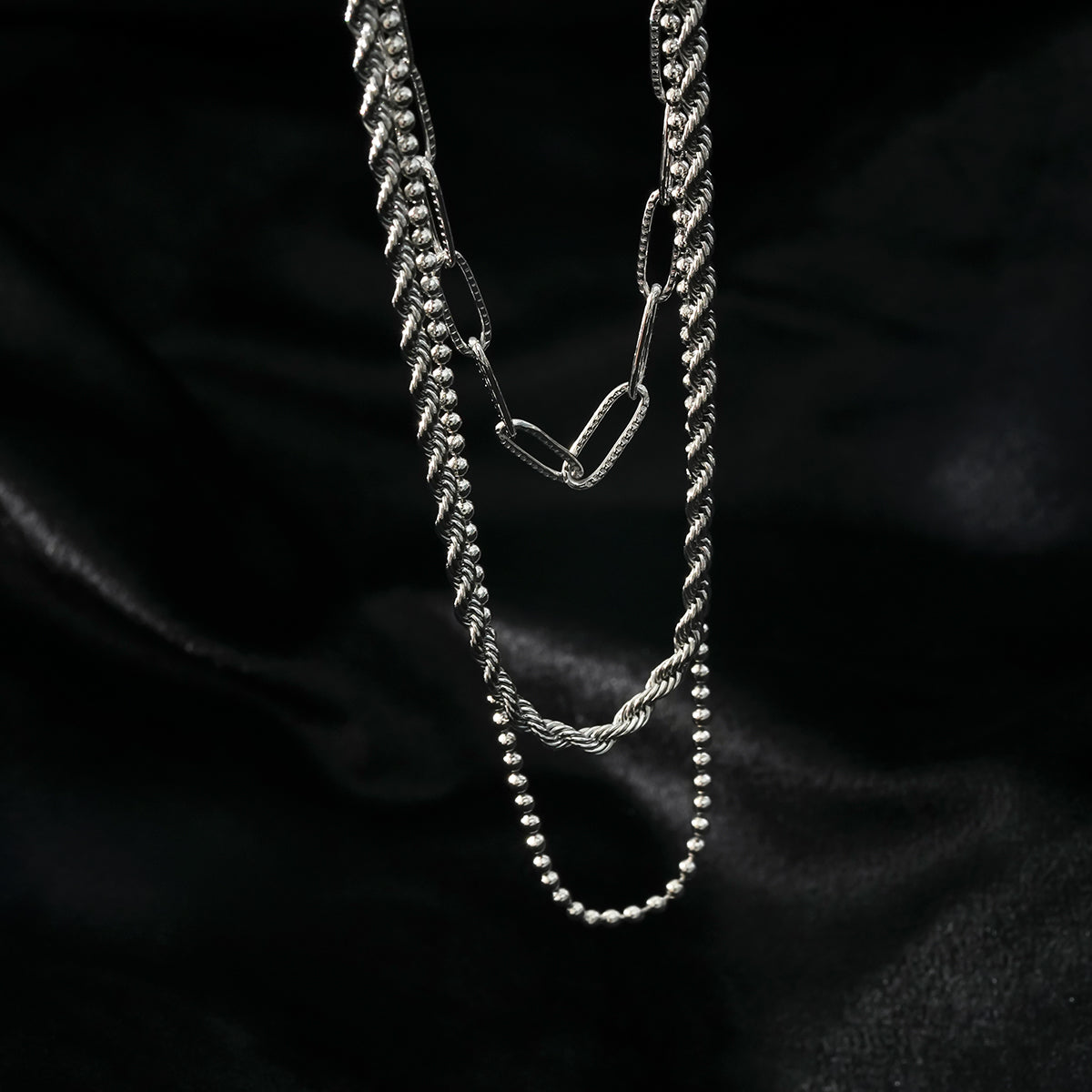 SELENE : Collier triple couche en chaîne mélangée en or blanc rhodié