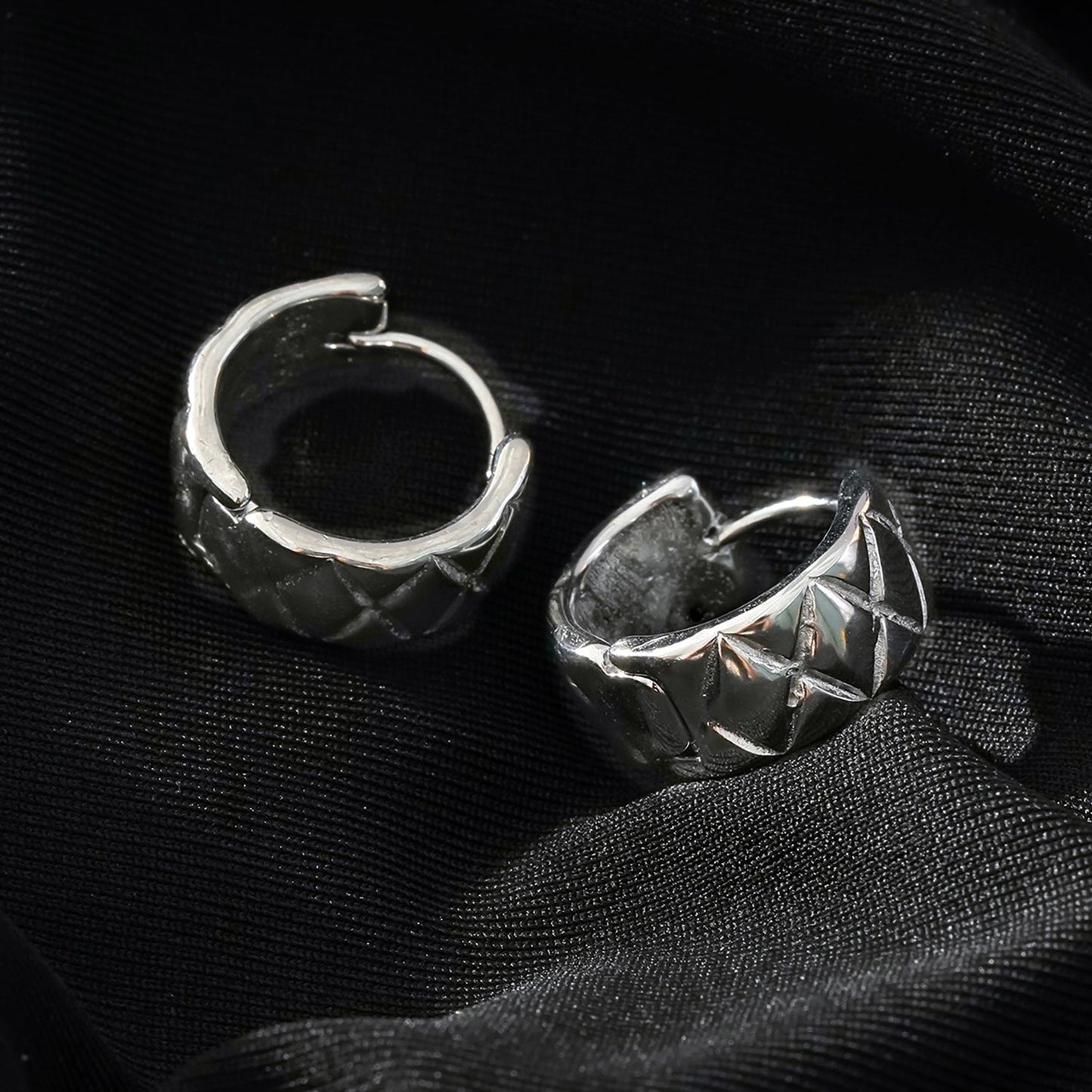 SHELBURNE : Boucles d'oreilles mini créoles larges gravées décoratives en or blanc (ton argent)