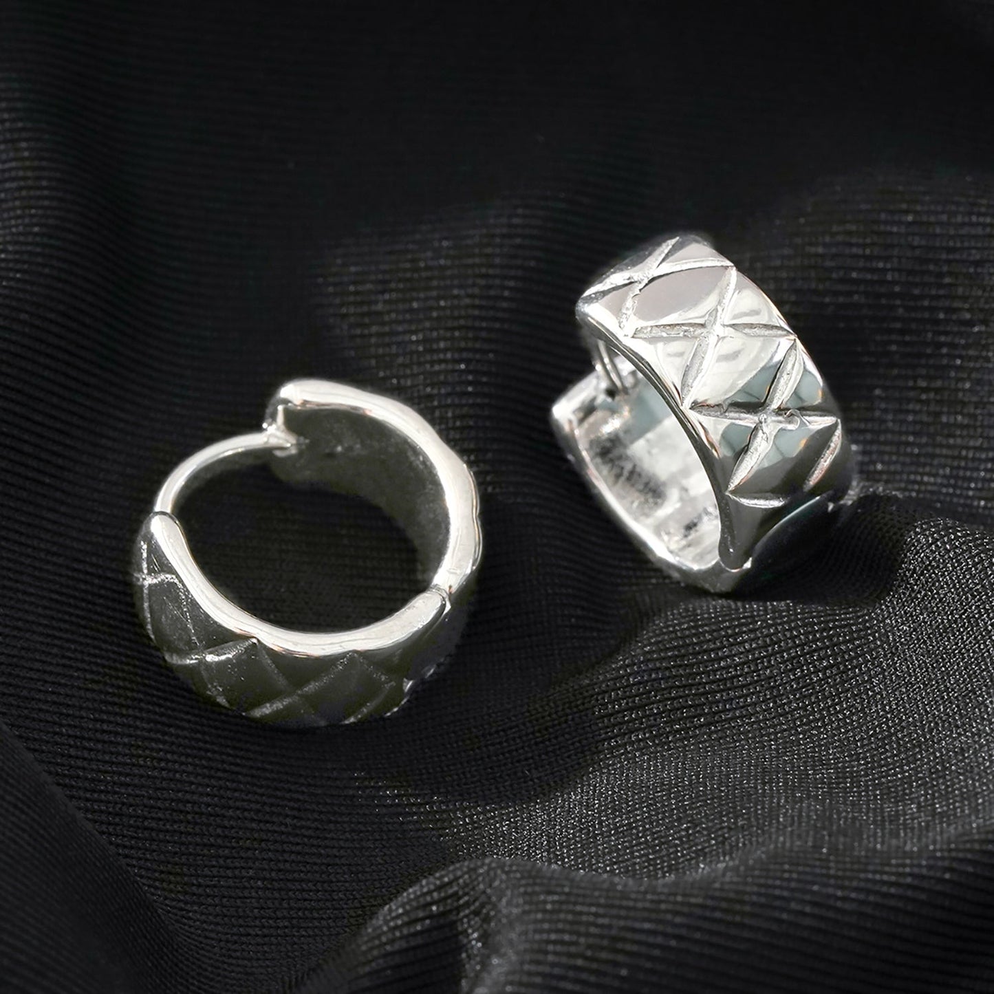 SHELBURNE : Boucles d'oreilles mini créoles larges gravées décoratives en or blanc (ton argent)