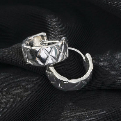SHELBURNE : Boucles d'oreilles mini créoles larges gravées décoratives en or blanc (ton argent)