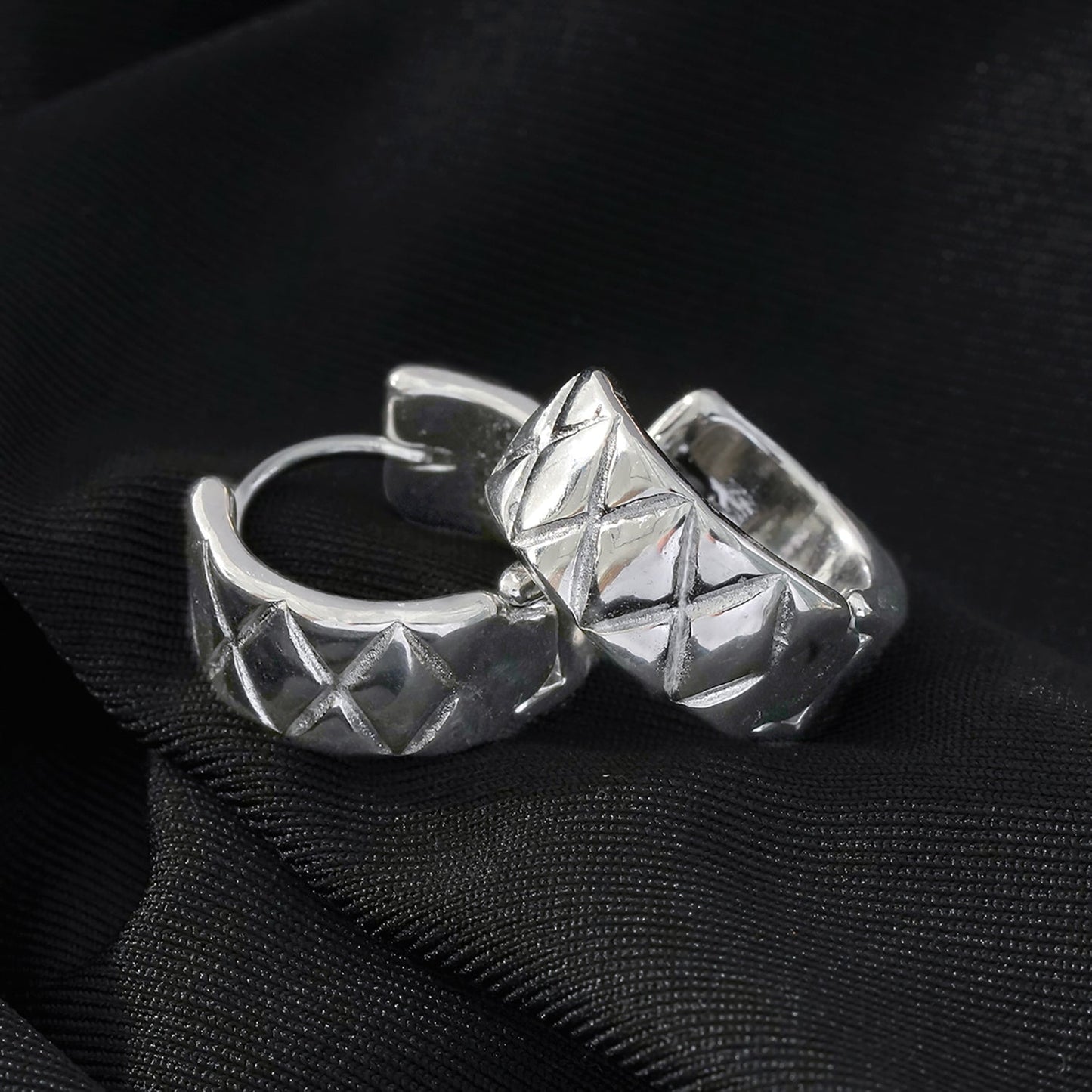 SHELBURNE : Boucles d'oreilles mini créoles larges gravées décoratives en or blanc (ton argent)