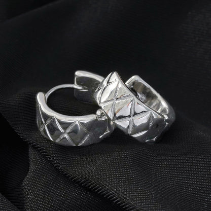 SHELBURNE : Boucles d'oreilles mini créoles larges gravées décoratives en or blanc (ton argent)