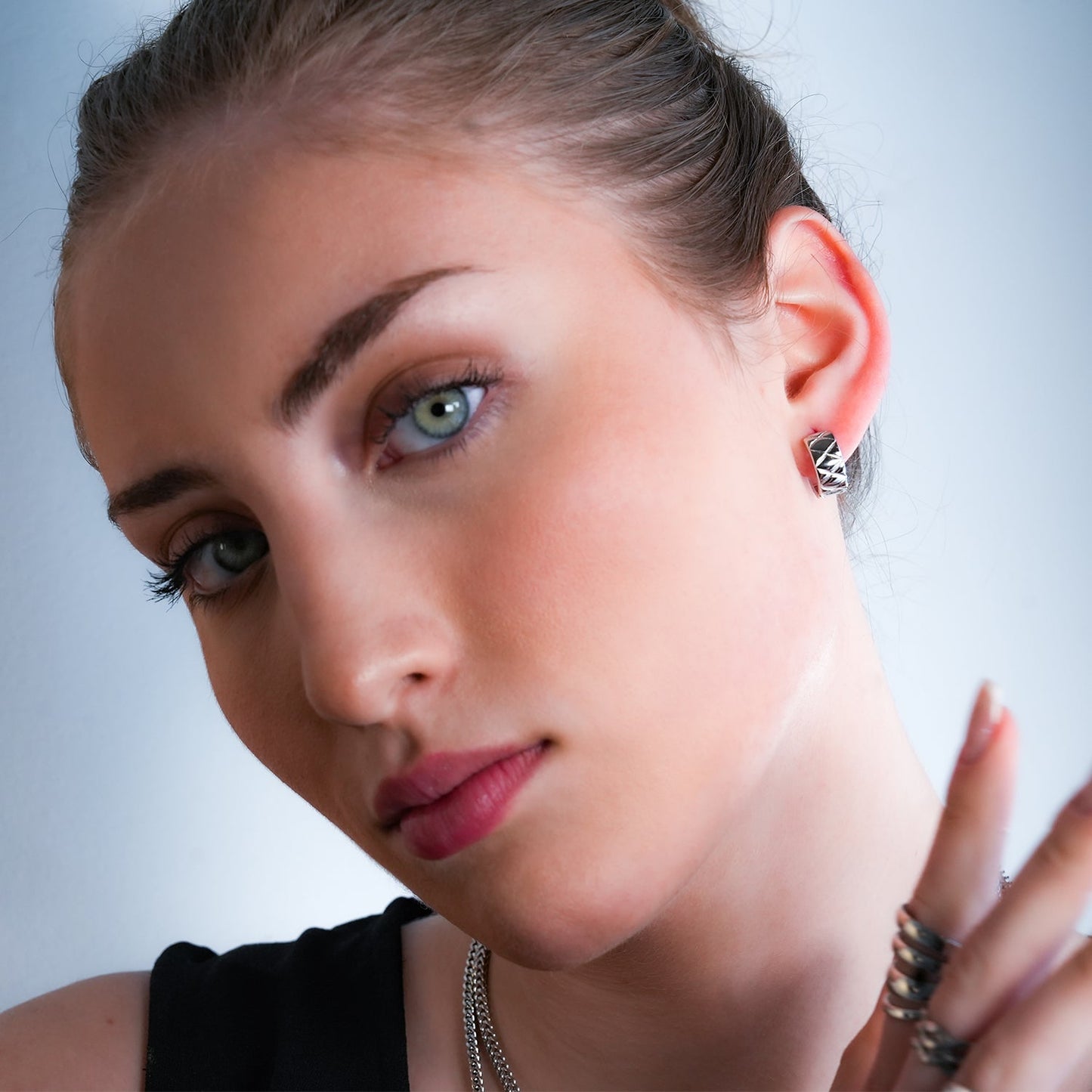 SHELBURNE : Boucles d'oreilles mini créoles larges gravées décoratives en or blanc (ton argent)