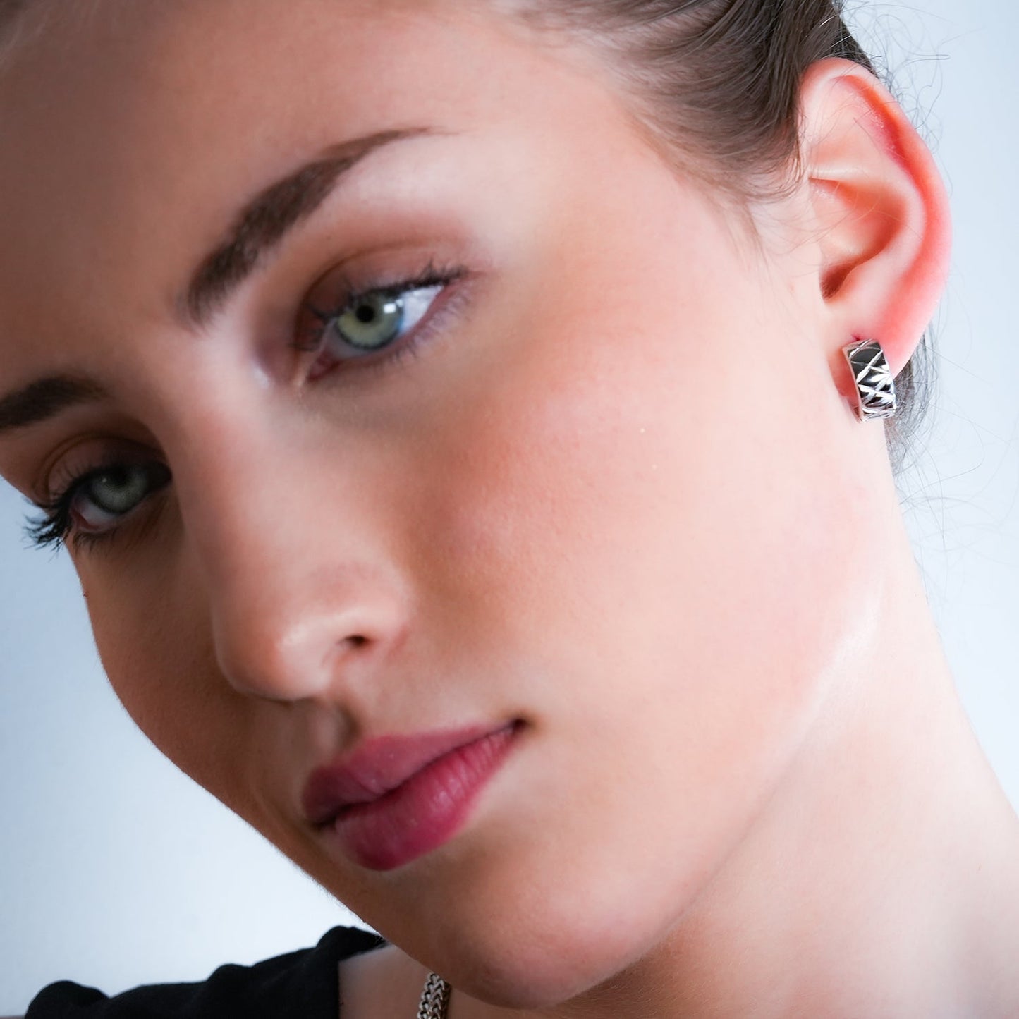 SHELBURNE : Boucles d'oreilles mini créoles larges gravées décoratives en or blanc (ton argent)