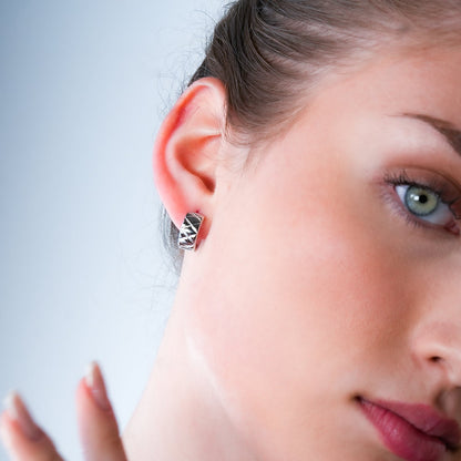 SHELBURNE : Boucles d'oreilles mini créoles larges gravées décoratives en or blanc (ton argent)