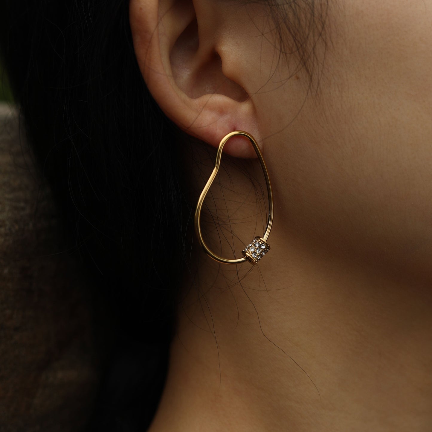 Boucles d'oreilles créoles irrégulières SIMAN avec pavé de zircones en or