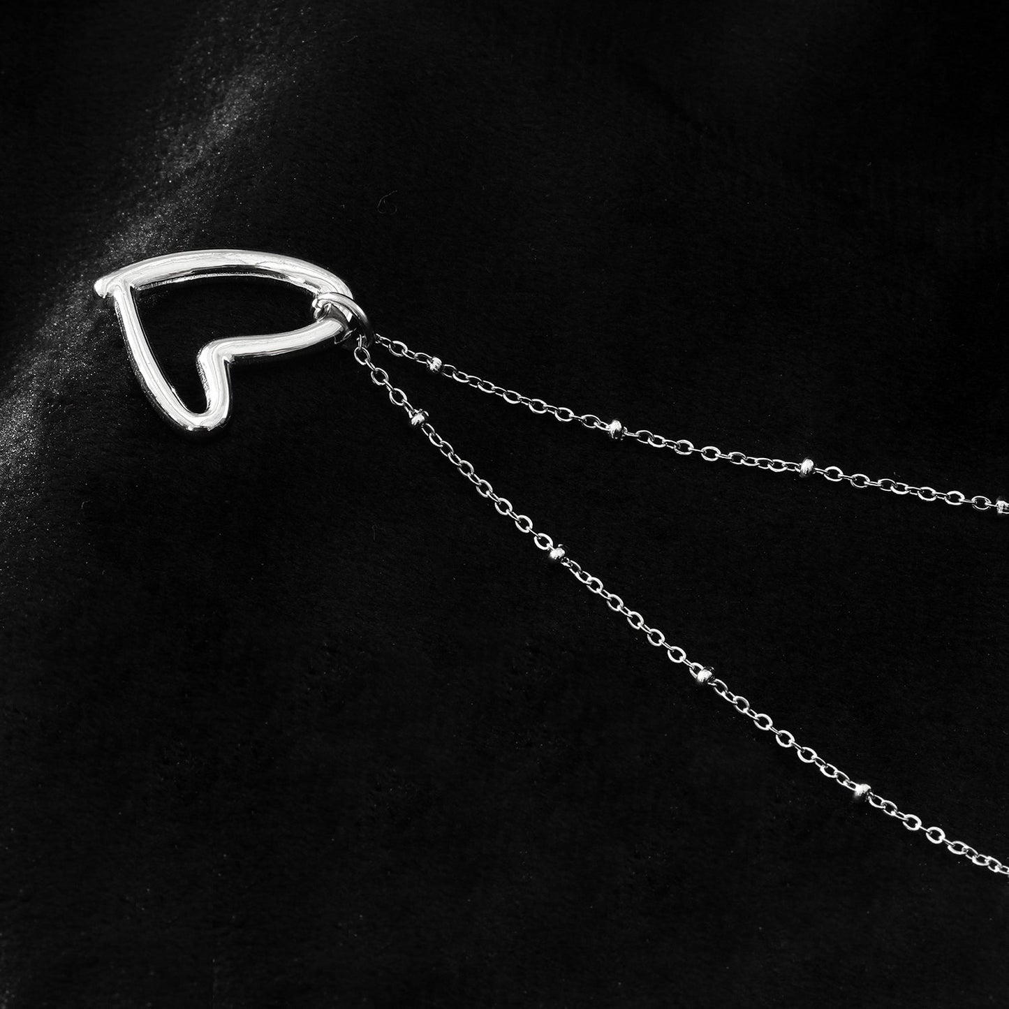 SMITTEN Argent (Or Blanc) : Une chaîne perlée délicate retenant un pendentif abstrait en forme de cœur
