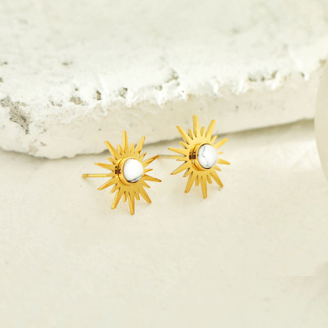 Boucles d'oreilles clous en pierre naturelle SOLEIL BLANC Symbole du soleil
